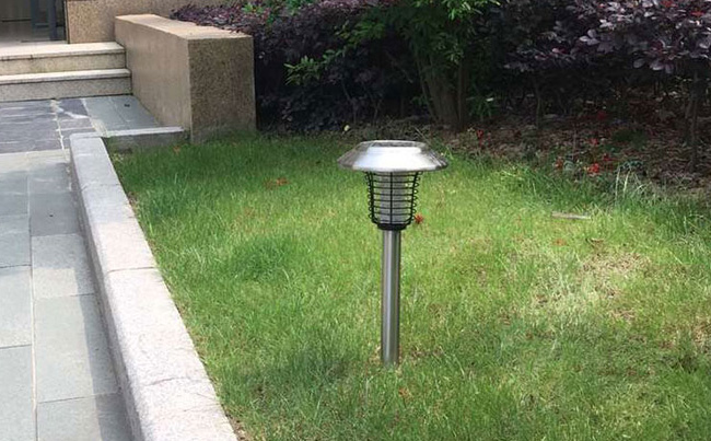 小區(qū)草坪如何驅(qū)蚊？太陽(yáng)能戶外滅蚊燈效果好